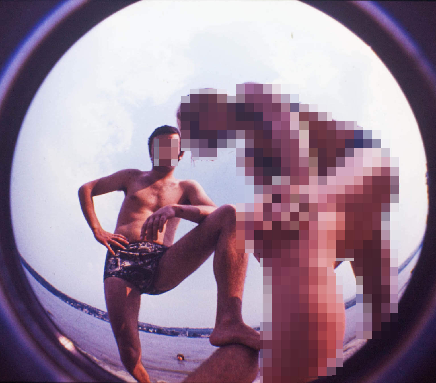 Ја лежим на плажи, а они на мени као на обореном слону,